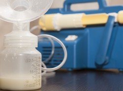 Dorośli piją „mleko matki”. Lekarze: to niebezpieczna moda!