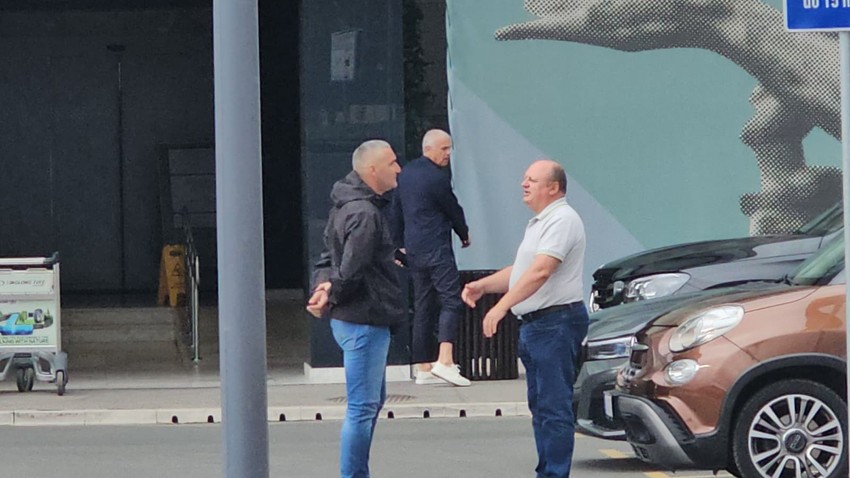 Zvezdan Terzić na aerodromu sa porodicom