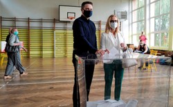 Trzaskowski, Duda, Wałęsa, Kaczyński, Tusk, Morawiecki  i inni. Oni już zagłosowali [ZDJĘCIA]