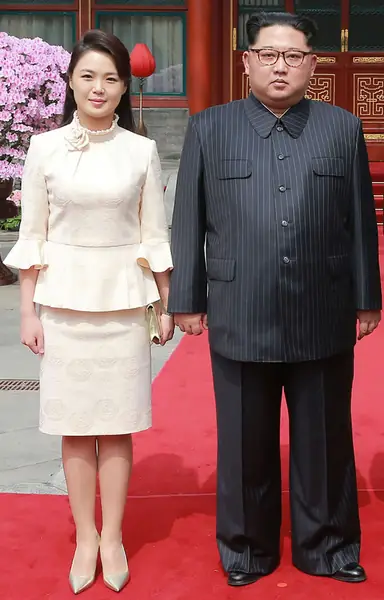 Kim Dzong Un i jego żona Ri Sol Ju/ AFP PHOTO/KCNA VIA KNS