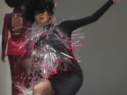 Chwile grozy na wybiegu. Upadek modelki klatka po klatce