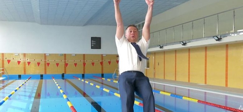 Otwarcie, czyli zamknięcie. Skok burmistrza do basenu zainteresował sanepid