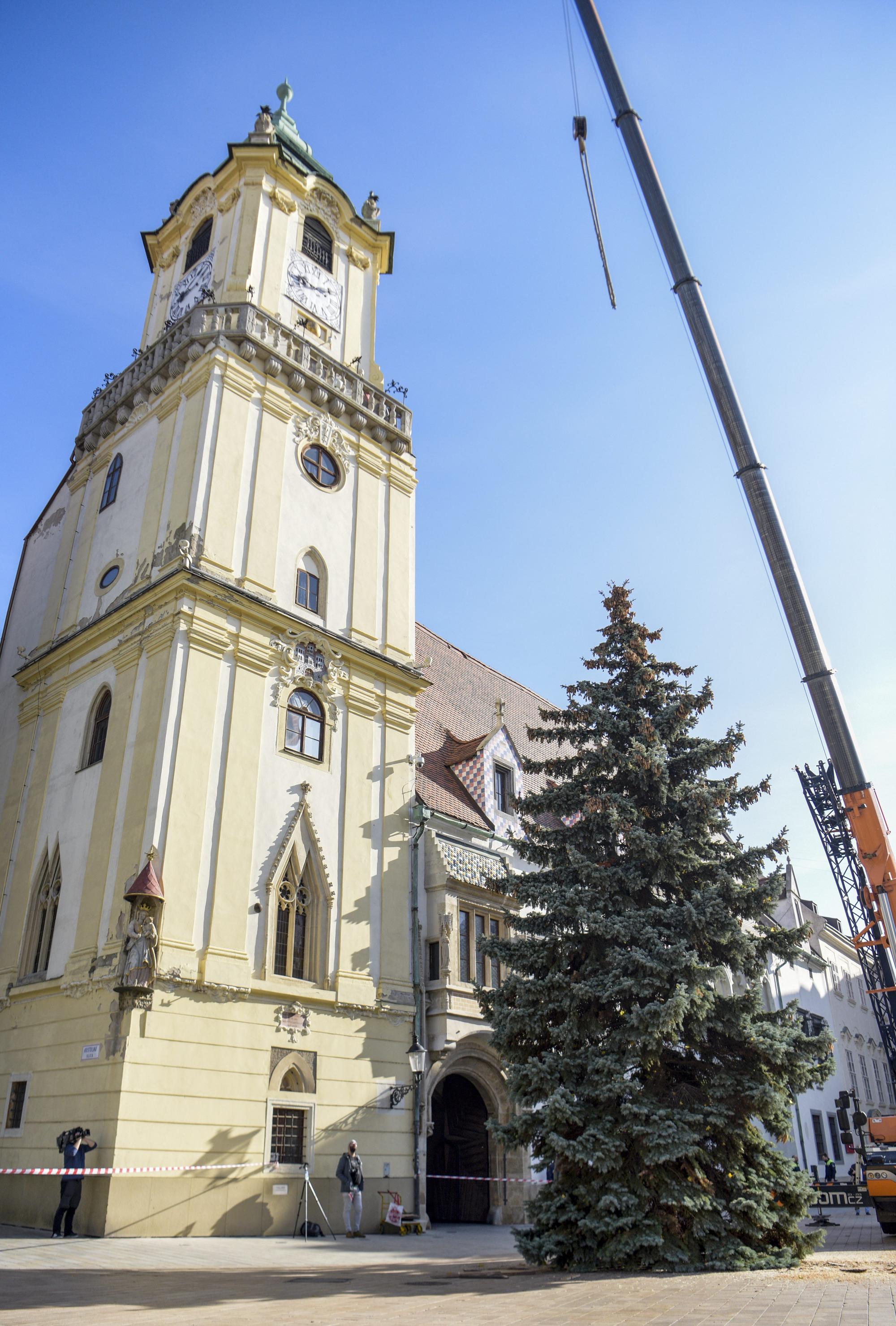 Hlavne námestie v Bratislave zdobí 12-metrový stromček.
