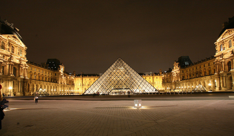 Paryż, Piramida na dziedzińcu Luwru