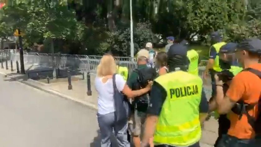 Szokujące sceny przed Sejmem. Posłanki chroniły swoim ciałem mężczyznę... przed policją