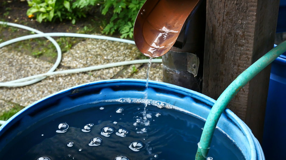 Wodę opadową można zbierać do plastikowego zbiornika