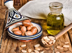 Nie żałuj sobie oleju arganowego. Dba nie tylko o urodę