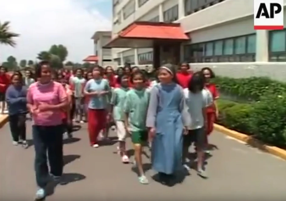 Časna sestra sa učenicima na snimku iz 2015.