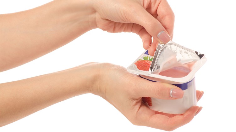 táplálkozás le kell önteni folyadékot joghurt tetejéről