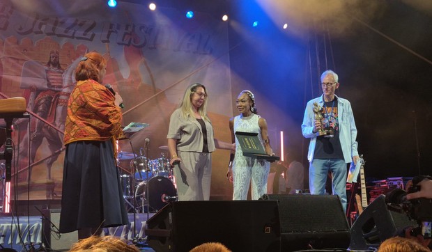 Žaklina  Bajramović i Maizie Williams