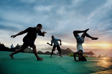 Capoeira az utcán. Ismét egy elkapott kép. Férfiak és semmi meztelenség. Biztos, hogy ez a Pirelli naptár?