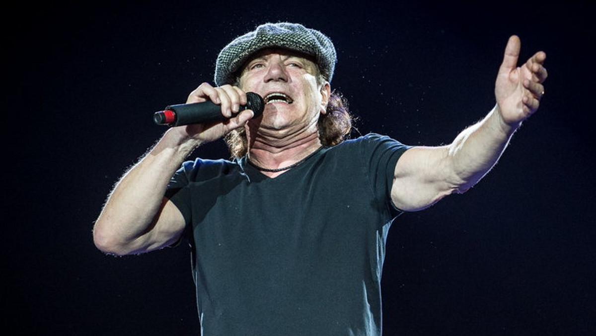 Wokalista AC/DC wraz z innymi celebrytami wziął udział w eliminacjach do charytatywnego wyścigu samochodowego, podczas których doszło do wypadku. Chociaż zdjęcia z miejsca zdarzenia wyglądają groźnie, Brianowi Johnsonowi nic się nie stało.