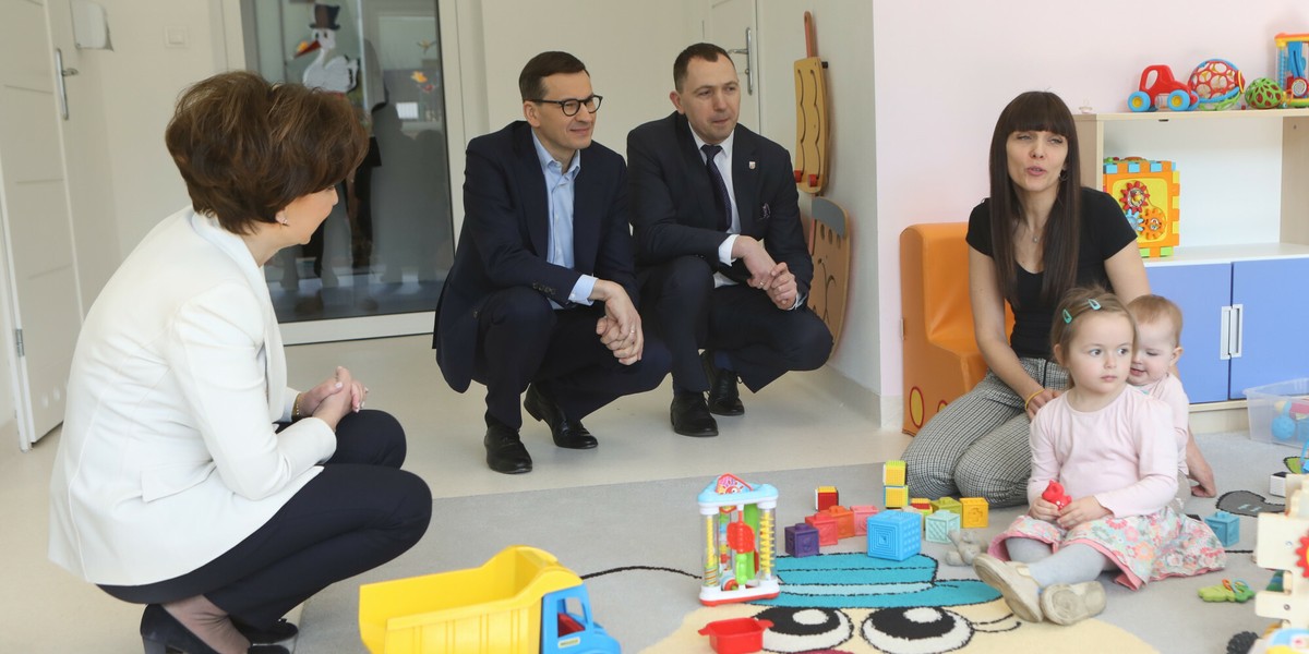 Zdaniem samorządowców zniesienie limitów w żłobkach może obniżyć poziom bezpieczeństwa. Na zdjęciu minister Marlena Maląg i premier Mateusz Morawiecki podczas wizyty w jednym ze żłobków w tym tygodniu.