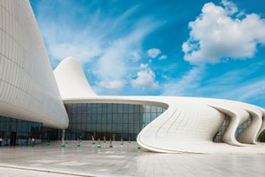 BAKU Centrum Hejdara Alijewa zaprojektowane przez iracko-brytyjską architektkęz Zahę Hadid