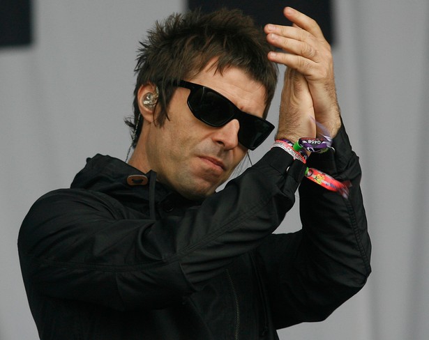 Beady Eye przynosi światło, a Liam Gallagher nosi strój zakonnicy – zobacz!