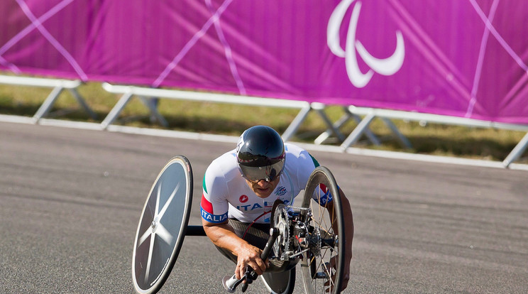 Az olasz Alessandro Zanardi, volt Forma-1-es versenyző halad a cél felé a 2012-es londoni paralimpia kézzel hajtott triciklik időfutamának férfi egyéni döntőjében, a H4-es kategóriában a Brands Hatch versenypályán 2012. szeptember 5-én. Zanardi aranyérmes lett. / Fotó: MTI/EPA/Facundo Arrizabalaga