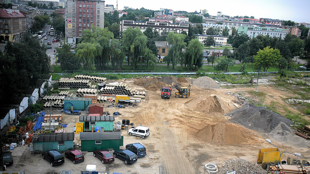 Jest już gotowy projekt budowlany jednej z większych inwestycji w centrum Białegostoku. Prace na placu Inwalidów - bo o tą inwestycję chodzi - mają ruszyć jeszcze w tym roku - informuje "Gazeta Wyborcza".