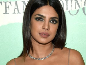 Priyanka Chopra 2000-es évek elejét idéző felsőjét újra elkezdenénk hordani