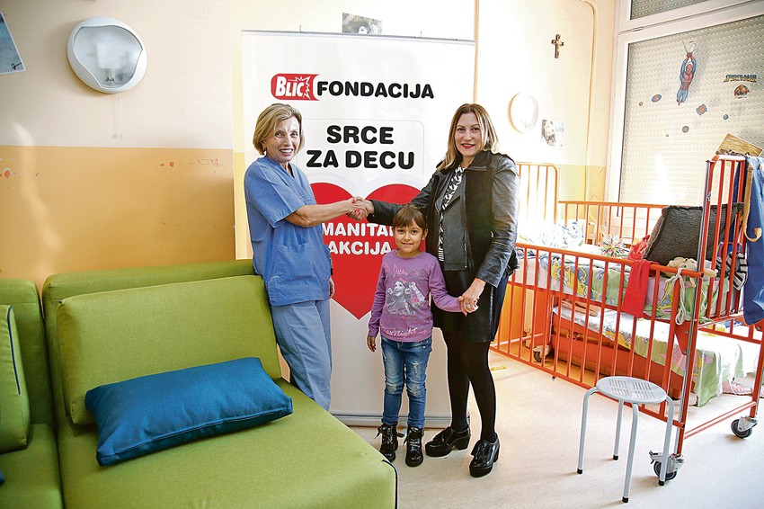 Dr Ljiljana Vujotić, načelnica odeljenja, sa malom Ninom (6) i Ljiljanom Knežević iz „Blic fondacije“