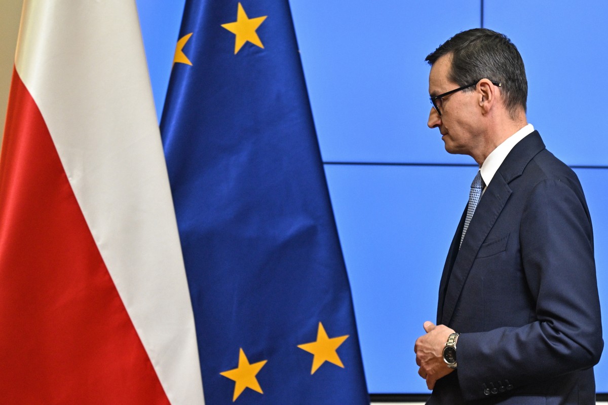 Premier Mateusz Morawiecki podczas wypowiedzi dla mediów w Brukseli