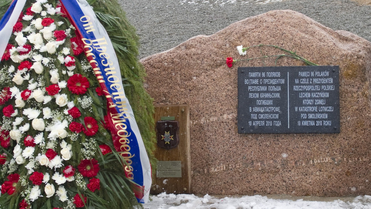 Kilkaset osób uczestniczyło w sobotę wieczorem w Marszu Pamięci, zorganizowanym w Białymstoku w pierwszą rocznicę katastrofy smoleńskiej. Jego uczestnicy przeszli przez centrum miasta, pod pomnik upamiętniający ofiary katastrofy, gdzie po modlitwach zapalono znicze.