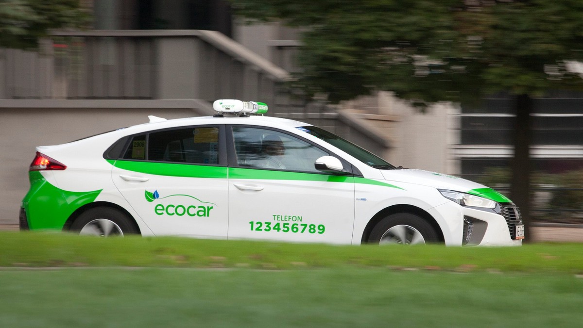 EcoCar wprowadził możliwość podróżowania taksówkami wyłącznie na pierwszej taryfie. Promocja obowiązuje przez całą dobę, siedem dni w tygodniu, również w święta ustawowe. Kursy nocne oraz świąteczne są teraz o 33% tańsze. Akcja dotyczy zamówień składanych przez aplikację mobilną EcoCar na terenie Warszawy, Wrocławia i Trójmiasta.