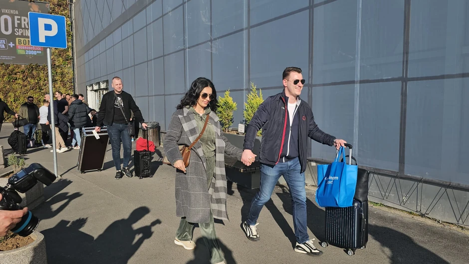 Tanja Savić sa dečkom na aerdromu "Nikola Tesla"