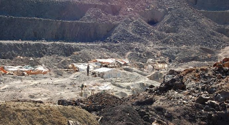 Artisanal miners work at a copper-cobalt mine in the south of the Democratic Republic of the Congo. REUTERS/Aaron Ross