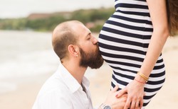 Zalecają, by nie całować się z ciężarnymi podczas karnawałowych zabaw