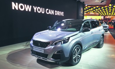 Poprzedni 3008 próbował udawać SUV-a (z marnym skutkiem), zaś 5008 był vanem (z bardzo dobrym skutkiem). Teraz oba są SUV-ami. I różnią się od siebie w zasadzie wyłącznie tylną częścią nadwozia. Dzięki temu sprytnemu zabiegowi Peugeot wszedł w zupełnie nowy dla siebie segment rynku, oszczędzając przy tym koszty. Brawo! Także za to, jak oba auta wyglądają i jak są wykończone. Oraz za maleńką kierownicę znaną z modeli 208 i 308. Uwielbiam ją, choć ludzie o posturze Napoleona ponoć mają z nią jakiś problem.