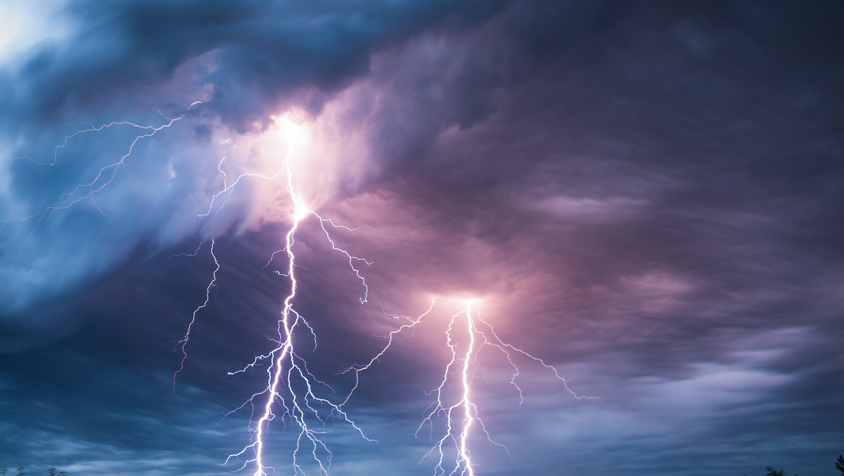 Instytut Meteorologii i Gospodarki Wodnej wydał ostrzeżenia pierwszego i drugiego stopnia przed burzami z gradem dla centralnej i wschodniej części Polski.