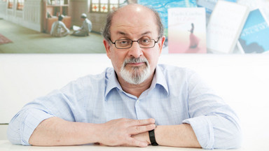 Słynny pisarz Salman Rushdie stracił wzrok w jednym oku. To efekt sierpniowego ataku nożownika