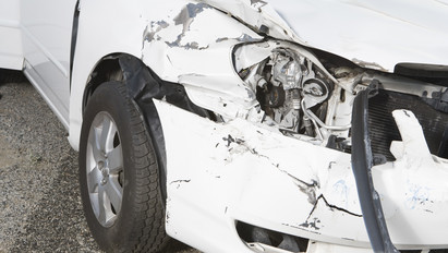 Szörnyű baleset: két autó rohant egymásba Bács-Kiskun megyében, egy ember meghalt