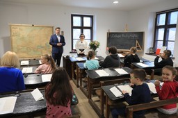 najbardziej doświadczeni nauczyciele bez premii w 2026 roku. nowe przepisy ich wykluczają