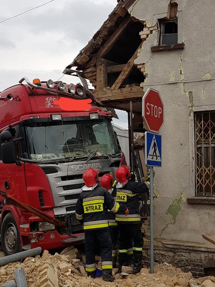 Ciężarówka wjechała w budynek. Zawiniła pszczoła