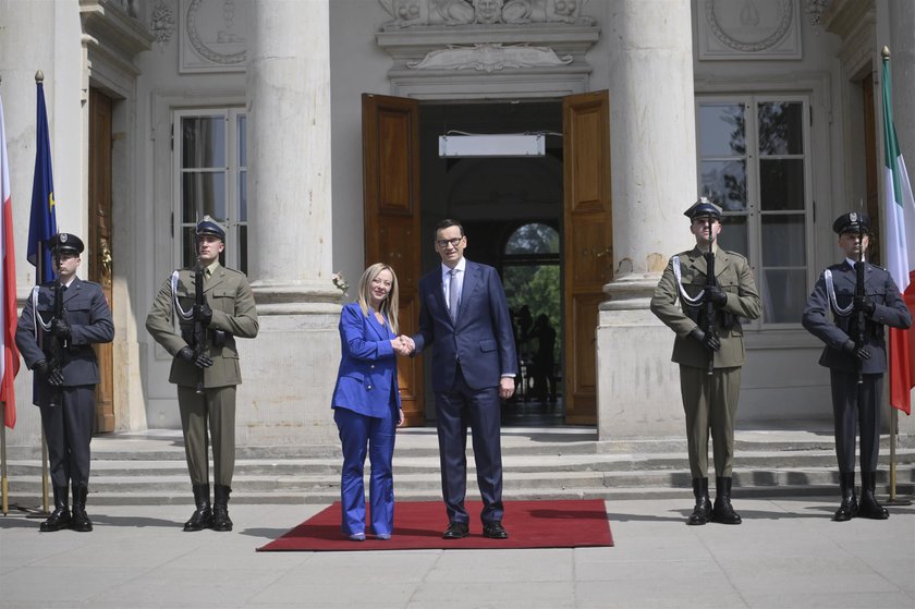 Giorgia Meloni i Mateusz Morawiecki w Łazienkach Królewskich.