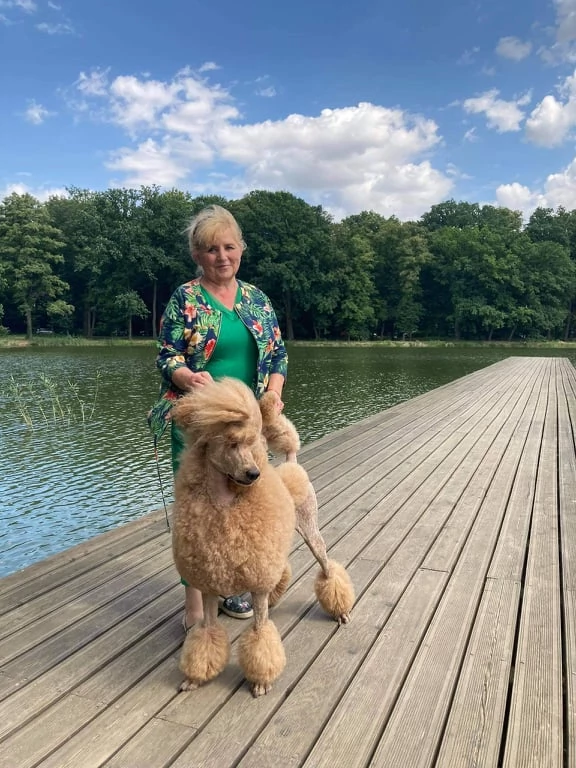 Magdalena Świętoń i jej pies rasy pudel duży o płowym umaszczeniu
