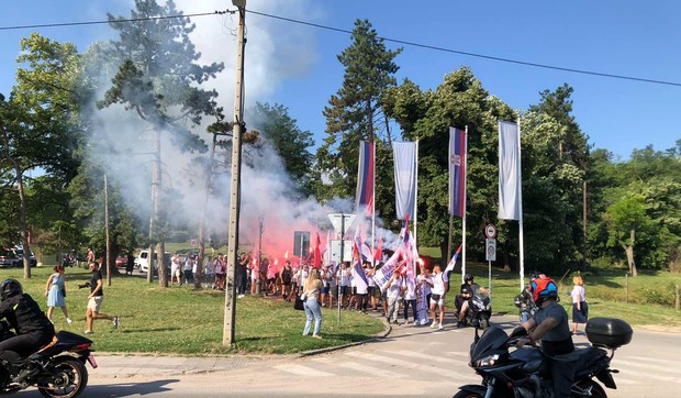 Pristalice SNS pesače iz Novog Sada do Beograda na skup 27. juna