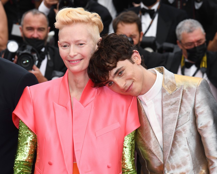 Die Co-Stars Timothée Chalamet (60) und Tilda Swinton (25) posieren zusammen auf dem roten Teppich bei der Premiere zum Film «The French Dispatch». Ihre Mettalic-Neon-Looks sind echte Hingucker. Der silberne Anzug von Chalamet stammt von Tom Ford.