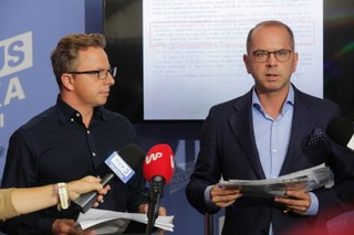 Kontrola poselska w Wodach Polskich. Joński i Szczerba: W Odrze wykryto węglowodory, które są toksyczne