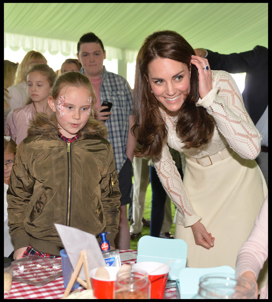 Księżna Kate Middleton pomaga dzieciom podczas Tea Party w Pałacu Buckingham