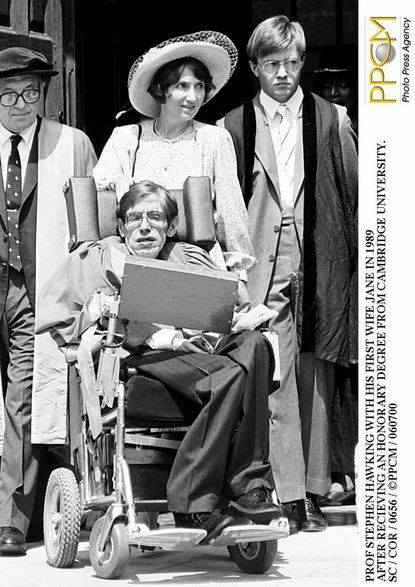Stephen Hawking z żoną Jane po odebraniu honorowego dyplomu Uniwersytetu Cambridge