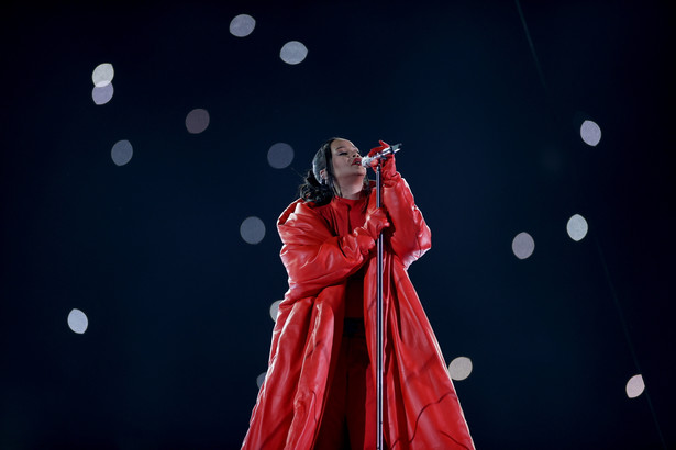 epaselect epa10464323 Barbadian singer Rihanna performs during halftime of Super Bowl LVII between the AFC champion Kansas City Chiefs and the NFC champion Philadelphia Eagles at State Farm Stadium in Glendale, Arizona, 12 February 2023. The annual Super Bowl is the Championship game of the NFL between the AFC Champion and the NFC Champion and has been held every year since January of 1967. EPA/CAROLINE BREHMAN Dostawca: PAP/EPA.