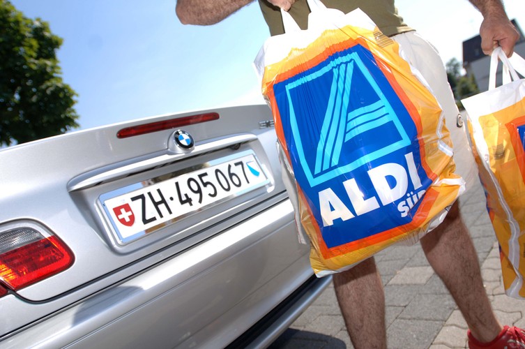 4. Karl Albrecht – najbogatszy członek klanu Albrechtów, najbogatszy Niemiec i 10. najbogatszy człowiek świata. A wszystko dzięki sieci 4,5 tys. sklepów Aldi Sud, która oprócz południowych Niemiec działa także w USA. Majątek Karla Albrechta to 25,4 mld dolarów.