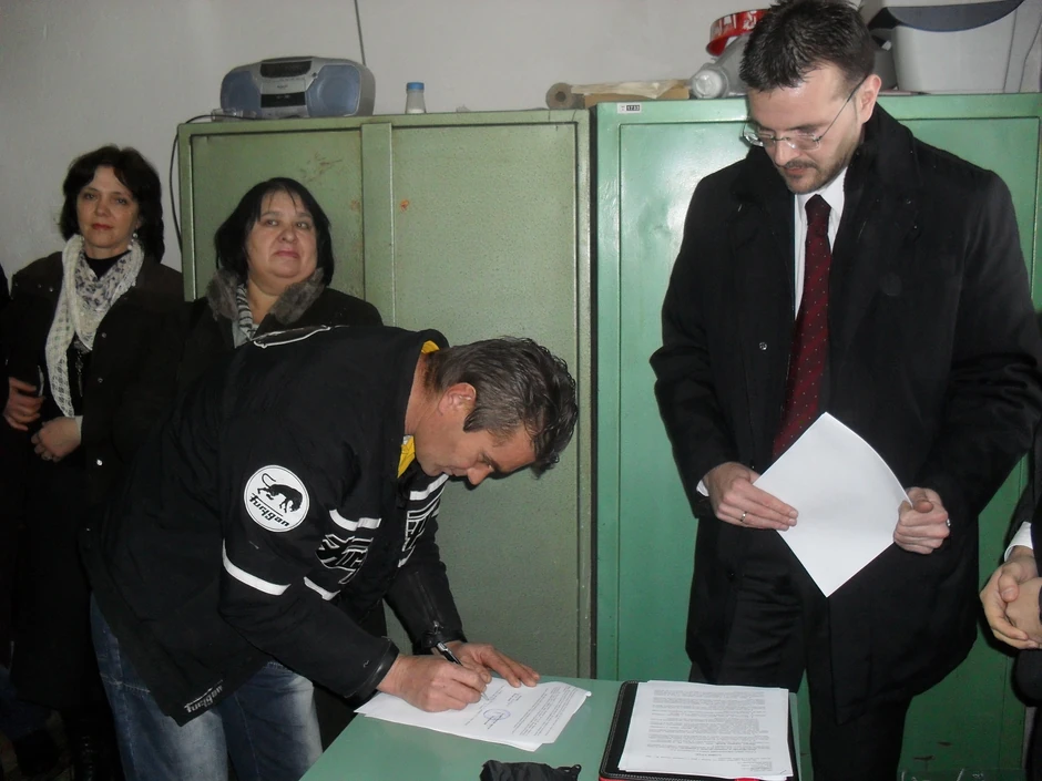 Miodrag potpisuje rešenje o zaposlenju