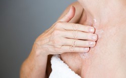 Nacieranie spirytusem: Czy faktycznie przyspiesza leczenie infekcji?