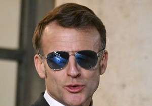 Svet sablažnjeno gleda u vrat Emanuela Makrona, zastrašujuće izgleda