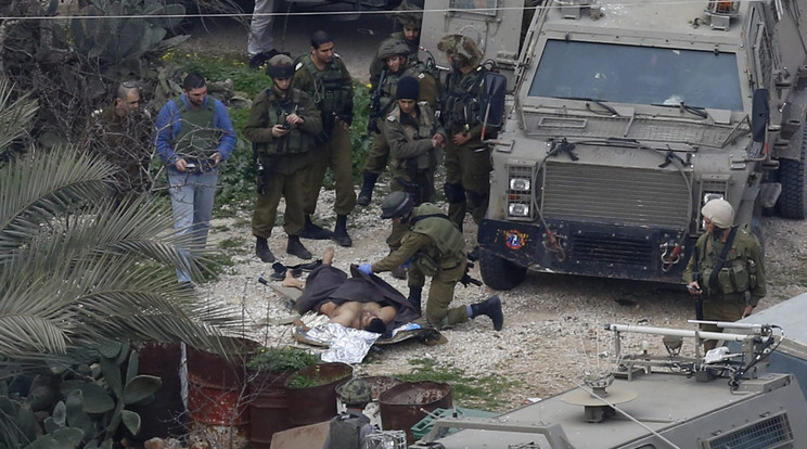 A férfi késsel akart a katonákra támadni / Fotó: MTI-EPA-Alaa Badarneh