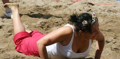 Posłanka PO leży na piasku. Co się stało?