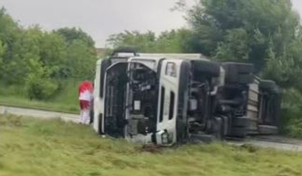 Kamion se prevrnuo u Zemun polju